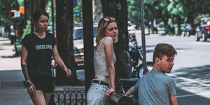 έφηβοι σε δρόμο μεγάλης πόλης/Φωτογραφία: pexels