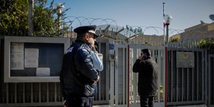 αστυνομία έξω από το Ρωσικό Προξενείο/Φωτογραφία: Eurokinissi