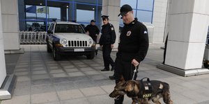 Ανδρες της ΕΛΑΣ με αστυνομικό σκύλο στο Ελ. Βενιζέλος (EUROKINISSI/ΤΑΤΙΑΝΑ ΜΠΟΛΑΡΗ)