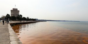 Κοκκίνισε η θάλασσα στη Θεσσαλονίκη/Φωτογραφία: IntimeNews
