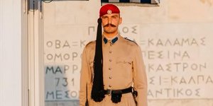 Ο Ευάγγελος Μάραθος Ρέινι υπηρέτησε στη προεδρική Φρουρά. Φωτογραφία: YouTube