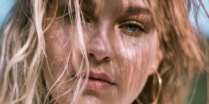 Γυναίκα με ξανθά μαλλιά. Φωτογραφία: Unsplash/Ana Francisconi