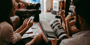 Mια παρέα φίλων συζητά/ Φωτογραφία: Pexels