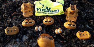 Κομμάτια από τα τηλέφωνα Garfield /Φωτογραφία: Facebook/Ar Viltansou