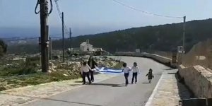 Παρέλαση στη Γαύδο: Μία τεράστια ελληνική σημαία και τρεις μαθητές