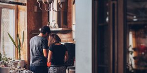 Zευγάρι στην κουζίνα/ Φωτογραφία: Unsplash/ Soroush Karimi