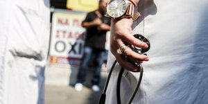 γιατρός κρατά στηθοσκόπιο/Φωτογραφία: IntimeNews