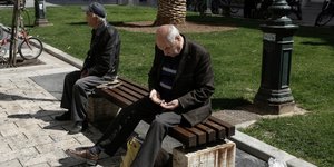 Δυο άνδρες σε παγκάκι στη Θεσσαλονίκη / Φωτογραφία: SOOC