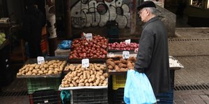 Ηλικιωμένος στη λαχαναγορά της Βαρβακείου / Φωτογραφία: InTime News