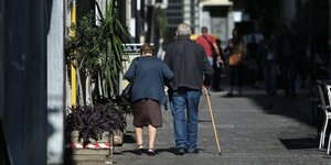 Ζευγάρι ηλικιωμένων στην Αθήνα / Φωτογραφία: SOOC/George Vitsaras
