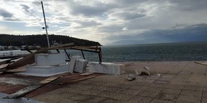 Το ηρώο στην παραλία της Ερατεινής κατεστραμμένο -Φωτογραφία: lamianow.gr