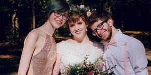 Η Καραλίν Χένρι με τoν σύζυγό της και την κοπέλα τους