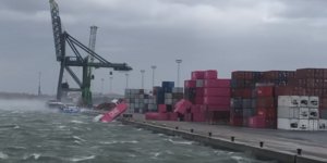 Ισχυρός άνεμος πετάει κοντέινερ στη θάλασσα στο λιμάνι της Αμβέρσας