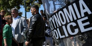 συγγενείς και φίλοι του θύματος έξω από το δικαστήριο/Φωτογραφία: Eurokinissi