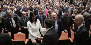 Η Ελενα Κουντουρά χαμογελαστή σε χειραψία με τον πρωθυπουργό Αλέξη Τσίπρα / Φωτογραφία: Eurokinissi/ΣΤΕΛΙΟΣ ΜΙΣΙΝΑΣ