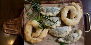 Πίτες με άγρια χόρτα και κρητική ξινομυζήθρα/ Φωτογραφία: Κατσούρμπος/ Facebook