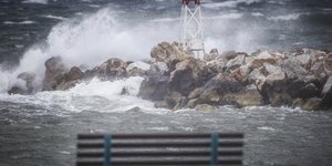 Προβλήματα από τους θυελλώδεις ανέμους/ Φωτογραφία: EUROKINISSI- ΘΑΝΑΣΗΣ ΔΗΜΟΠΟΥΛΟΣ