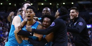 Οι παίκτες των Χόρνετς πανηγυρίζουν / Φωτογραφία: AP