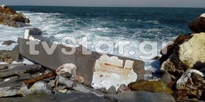 Καταρρέει το λιμάνι στο Μαντούδι