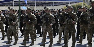Οι άνδρες του λιμενικού τραγούδησαν παρά την απαγόρευση το «Μακεδονία Ξακουστή» / Φωτογραφία: Intimenews/ΛΙΑΚΟΣ ΓΙΑΝΝΗΣ