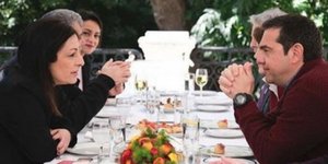 Η Μυρσίνη Λοΐζου και ο Αλέξης Τσίπρας στη βεράντα του Μεγάρου Μαξίμου / Φωτογραφία: