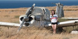 Η Μαρία Γιατράκη ποζάρει μπροστά σε ένα «κουφάρι» μονοκινητήριου / Φωτογραφία: Facebook