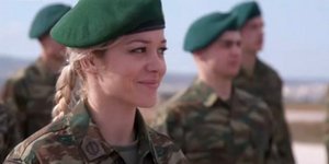 Ξανθιά αλεξιπτωτίστρια 