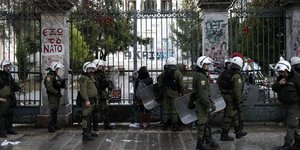 Τα ΜΑΤ δέχθηκαν επίθεση /Φωτογραφία: EUROKINISSI