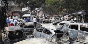 Καμένα αυτοκίνητα από τη φωτιά στο Μάτι /Φωτογραφία: ΑΡ