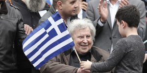 Ο Μίκης Θεοδωράκης στο συλλαλητήριο για την Μακεδονία- φωτογραφία intimenews