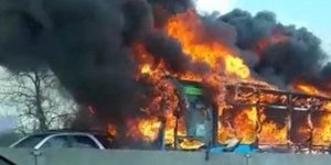 Το σχολικό έγινε παρανάλωμα του πυρός (Φωτογραφία: Facebook/Marco Cella)
