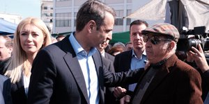 Ο Κυριάκος Μητσοτάκης συνομιλεί με πολίτες / Φωτογραφία: Eurokinissi