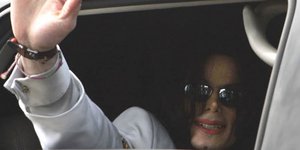 O Μάικλ Τζάκσον αποχωρεί από το δικαστήριο της Σάντα Μαρία στην Καλιφόρνια (Φωτογραφία αρχείου: ΑΡ)