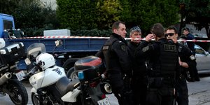 αστυνομικοί κάτω από το σπίτι της γυναίκας που έπεσε από το μπαλκόνι μαζί με το μωρό της/Φωτογραφία: IntimeNews