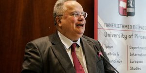Ο Νίκος Κοτζιάς στο Πανεπιστήμιο Πειραιά (Φωτογραφία: EUROKINISSI/ΧΡΗΣΤΟΣ ΜΠΟΝΗΣ)