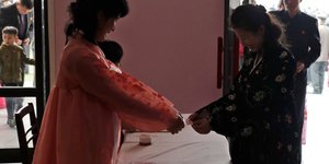 Όλο χαμόγελα -ας έκαναν κι αλλιώς αν ήθελαν- προσέρχονται στις κάλπες οι Βορειοκορεάτες (Φωτογραφία: AP/Dita Alangkara)