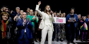 Η Κατερίνα Νοτοπούλου με τους υποψηφίους του συνδυασμού της / Φωτογραφία: InTime News