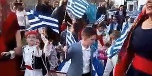 Παιδιά του νηπιαγωγείου με σημαίες στα χέρια