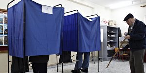 Εκλογείς ψηφίζουν πίσω από τα παραβάν -Φωτογραφία αρχείου: Alexandros Michailidis / SOOC