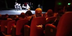 Ο Ιερός Λόχος παρενέβη σε παράσταση του Βασιλικού Θεάτρου (Φωτογραφία: Βίντεο)