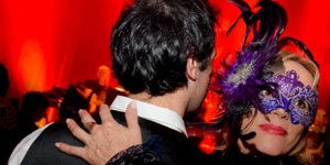 Ντάμα με μάσκα και ο καβαλιέρος της στα Μπουρμπούλια /Φωτογραφία: Patras Events