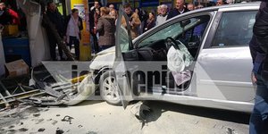 ΙΧ ενεπλάκη σε σοβαρό τροχαίο με μηχανάκι στον Πειραιά 