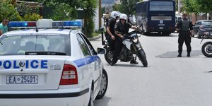 περιπολικό και αστυνομικοί/Φωτογραφία: IntimeNews