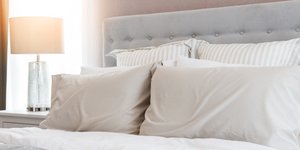 Έχεις κιτρινισμένα μαξιλάρια με λεκέδες; Φωτογραφία: Shutterstock/By WHYFRAME