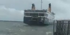 Πλοίο προσπαθεί να δέσει σε λιμάνι -Θυελλώδεις άνεμοι πνέουν στο σημείο