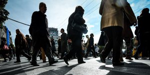 πολίτες περπατούν σε δρόμο της Αθήνας/Φωτογραφία: Eurokinissi
