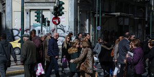 πολίτες περπατούν στην Αθήνα/Φωτογραφία: SOOC
