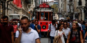 δρόμος στην Τουρκία και άνθρωποι που περπατούν/Φωτογραφία: AP