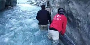 Οι κάτοικοι του χωριού στην Κρήτη μπήκαν στον ποταμό για να επισκευάσουν τον αγωγό