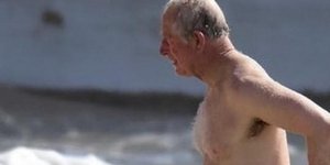 Αποθέωση για τον πρίγκιπα Κάρολο με μαγιό. Φωτογραφία: Instagram